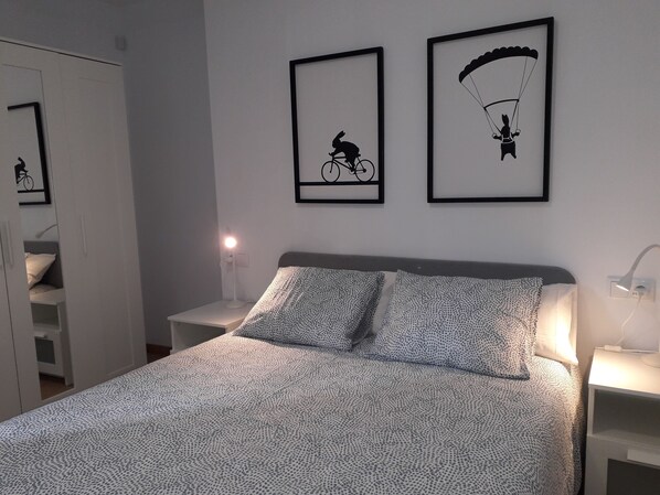 1 habitación, tabla de planchar con plancha, wifi gratis y ropa de cama