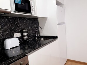 Réfrigérateur, micro-ondes, four, plaque de cuisson