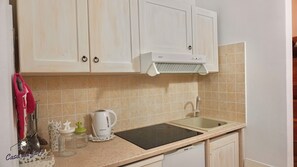 Fridge, stovetop, electric kettle, cookware/dishes/utensils
