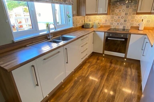 Kühlschrank, Mikrowelle, Ofen, Geschirrspüler