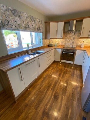 Kühlschrank, Mikrowelle, Ofen, Geschirrspüler