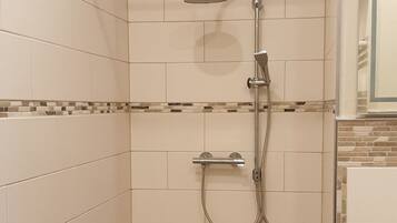 Douche, sĂšche-cheveux, serviettes fournies, savon
