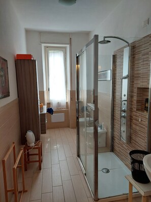 Ducha, secador de pelo, bidet, toallas