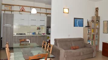 Smart-TV, BĂŒcher, Stereoanlage