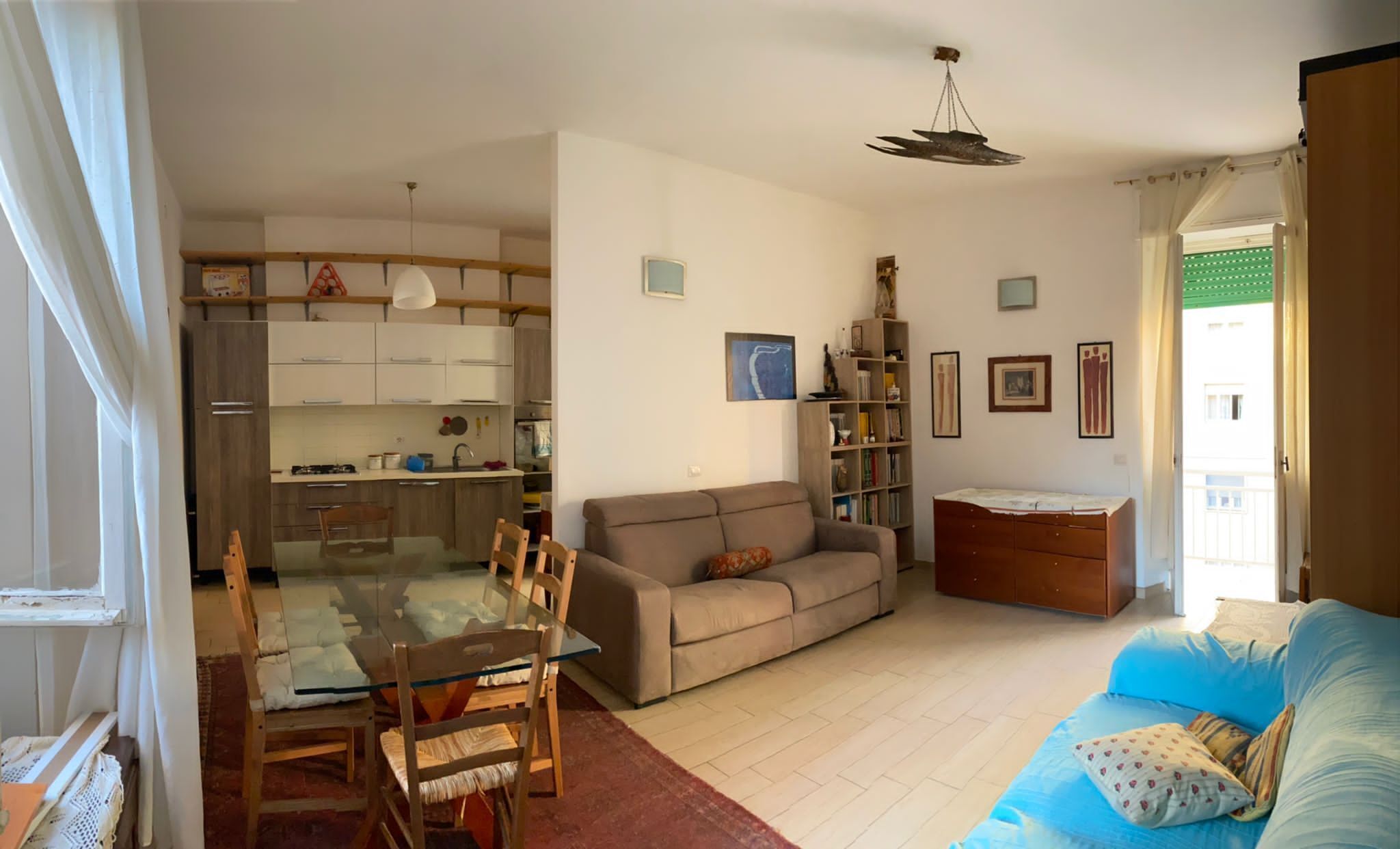 Smart-TV, Bücher, Stereoanlage