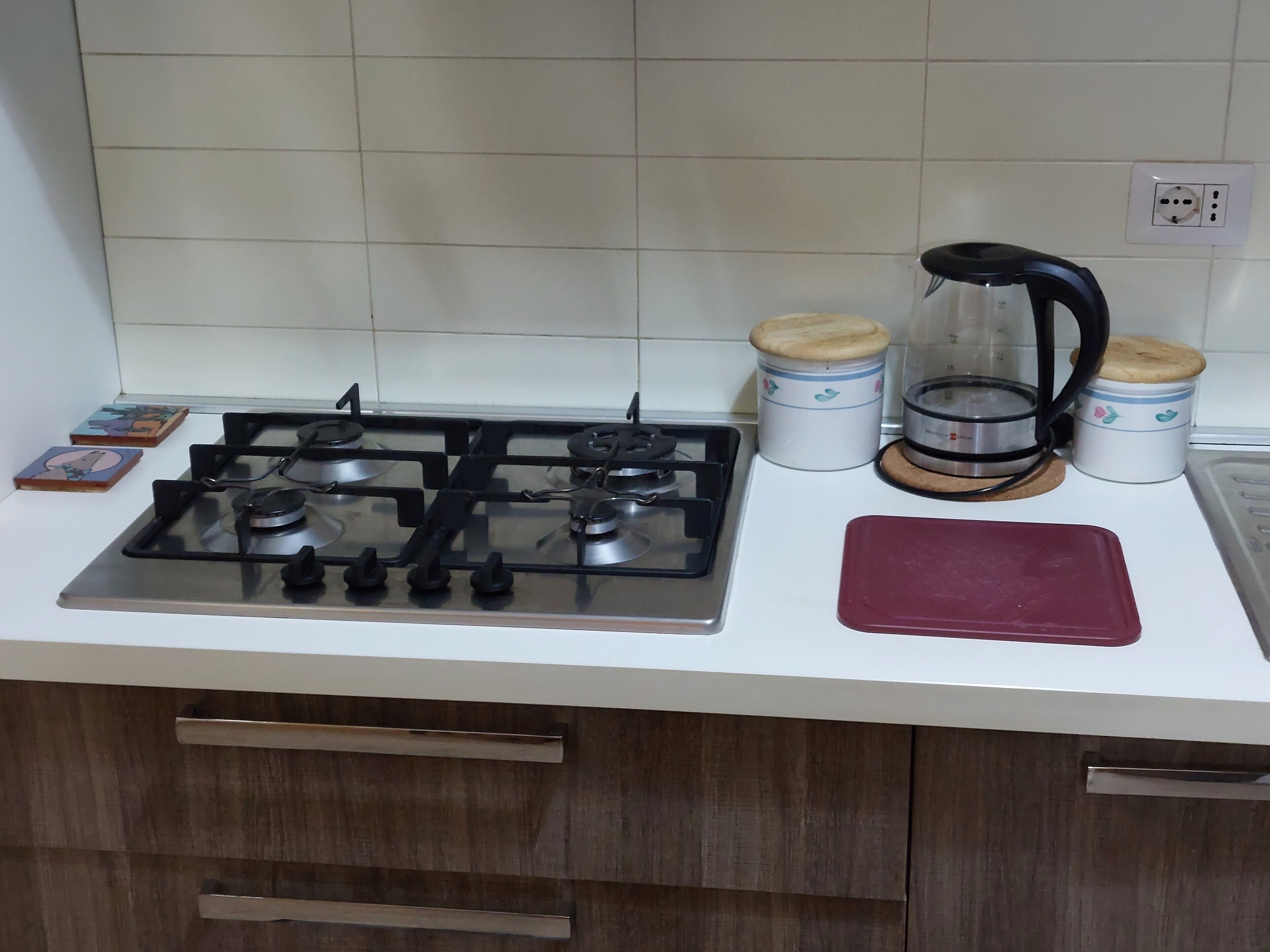 Cafetière/bouilloire, réfrigérateur, micro-ondes, four
