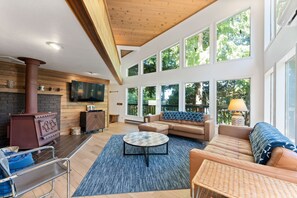 Smart TV, fireplace, DVD player, table football