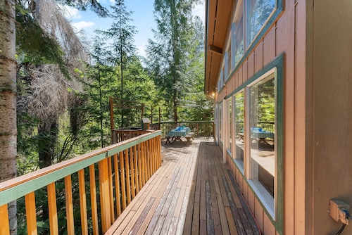 Lakefront Chalet w/ Hot Tub, EV Charger, King bed, Dock, Dogs OK!