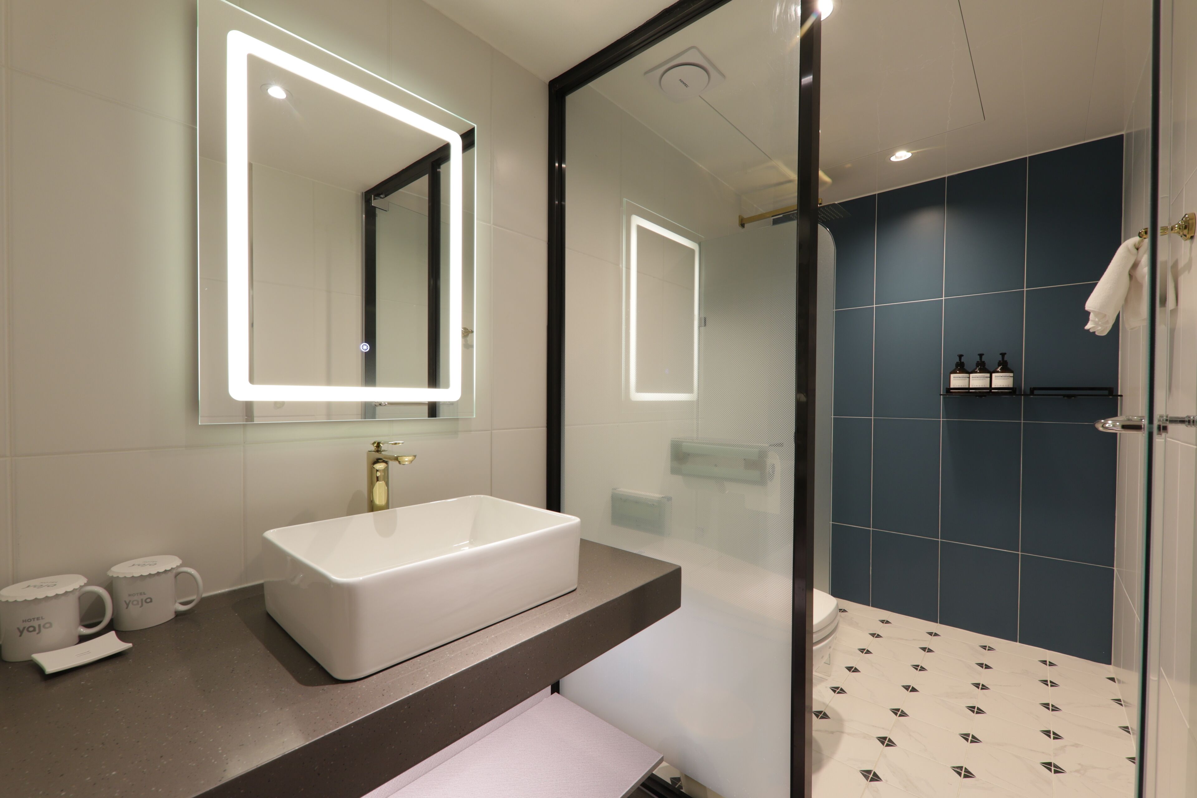 twin room | bathroom | free toiletries, soap, shampoo, toilet paper