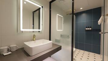 Chambre avec lits jumeaux | Salle de bain | Articles de toilette gratuits, savon, shampoing, papier toilette