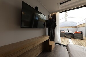 Decoración personalizada, escritorio y espacio para trabajar con laptop 