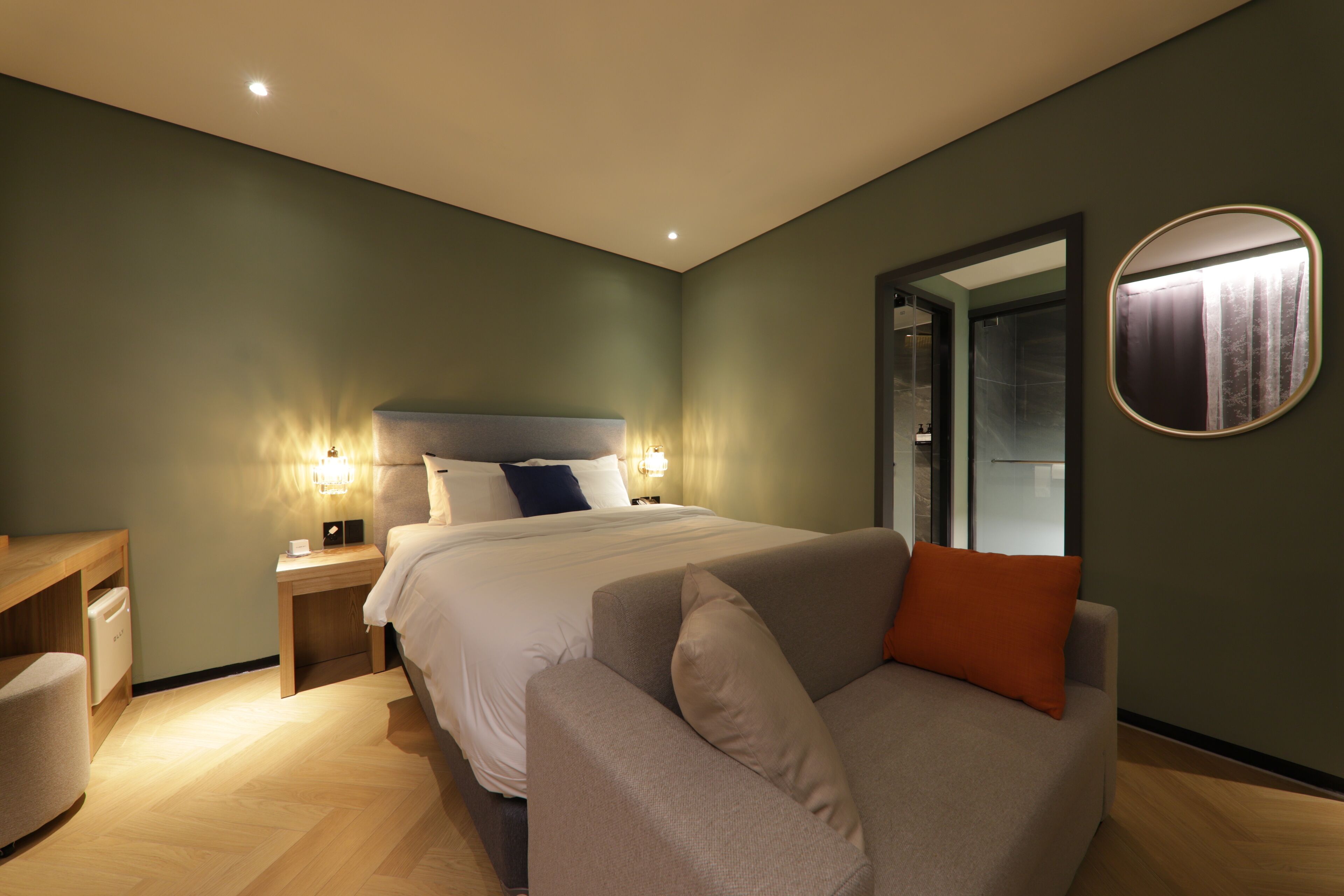 suite | 1 bedroom, individually decorated, desk, laptop workspace