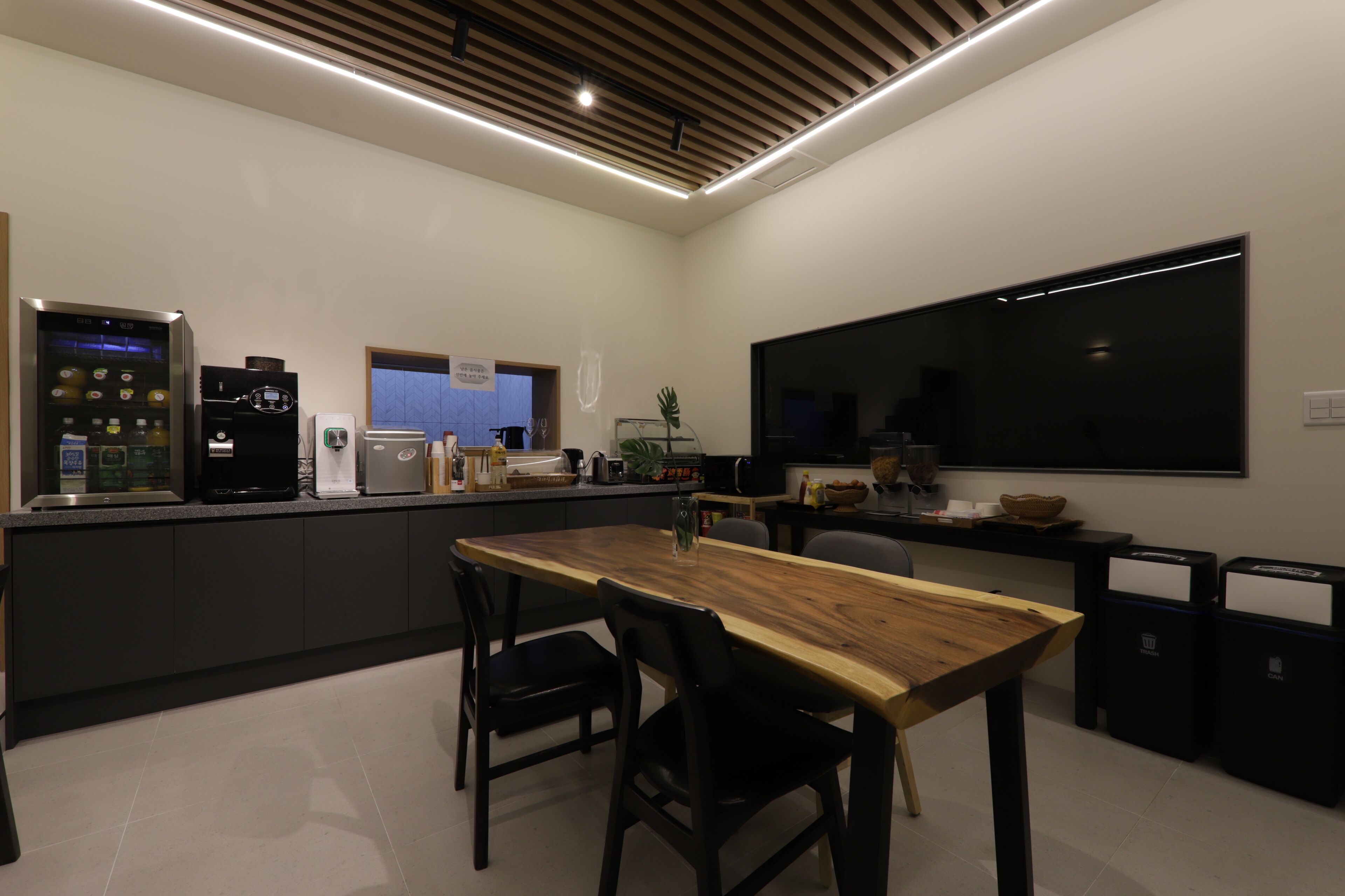 free daily self-service breakfast