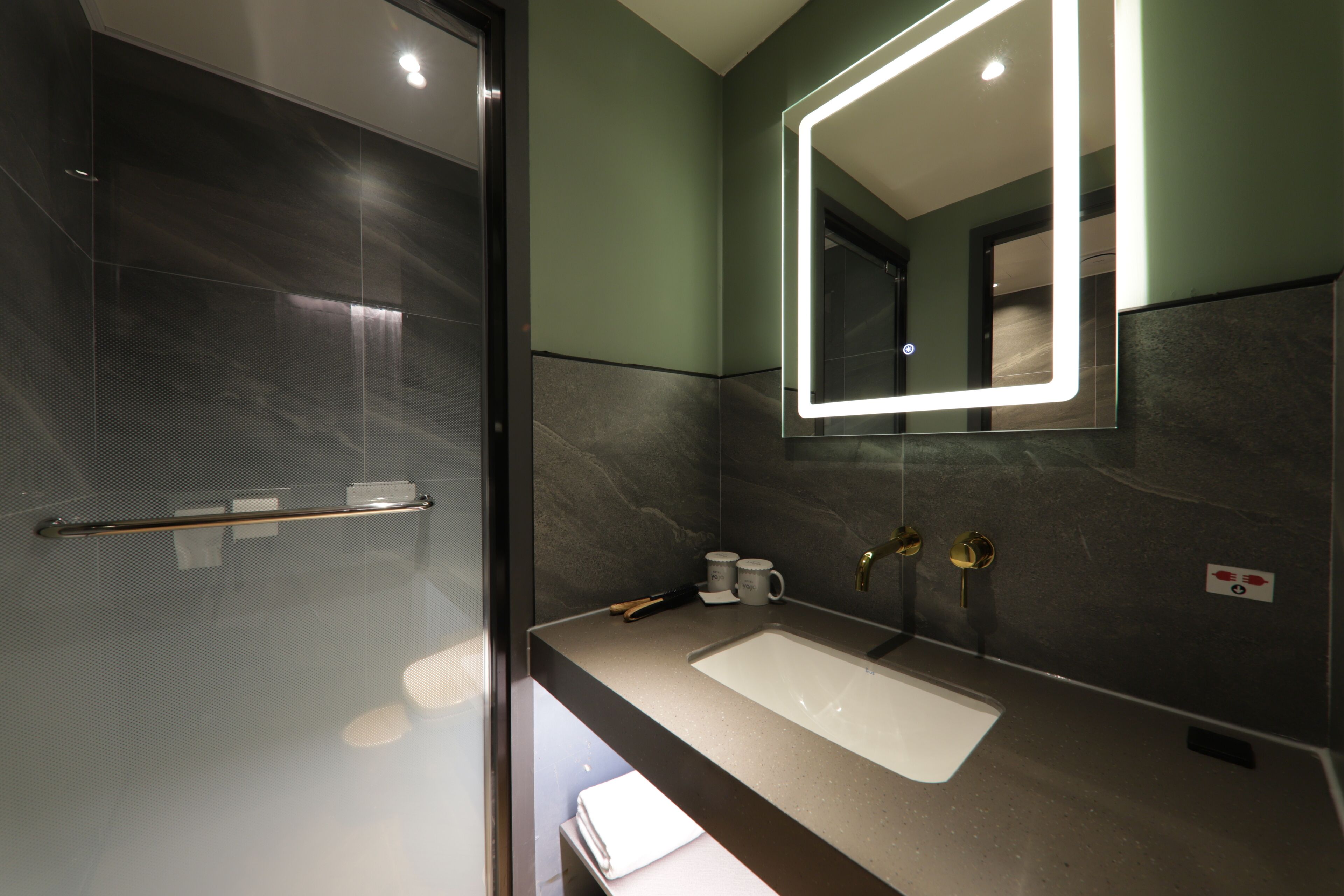 suite | bathroom sink