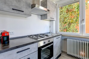 Fridge, microwave, oven, coffee/tea maker