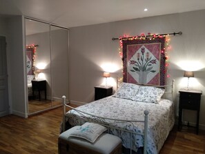 1 bedroom, desk, iron/ironing board, free WiFi - Gîte en Pleine Nature - Parc, Piscine, Jacuzzi (brezilhac)