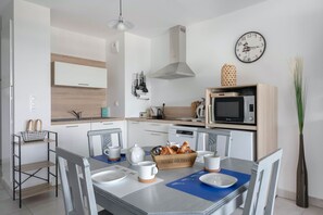 Réfrigérateur, micro-ondes, plaque de cuisson, lave-vaisselle
