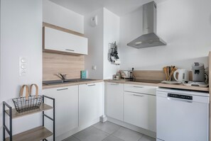 Kühlschrank, Mikrowelle, Herdplatte, Geschirrspüler