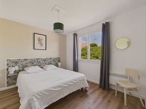 3 chambres, fer et planche Ă repasser