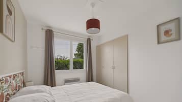 3 chambres, fer et planche Ă repasser