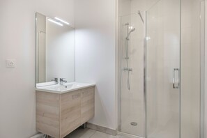 Shower, hair dryer - 50m from the beach, nice flat for 4 (Pléneuf-Val-André)
