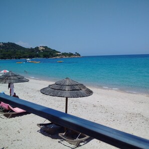Una spiaggia nelle vicinanze