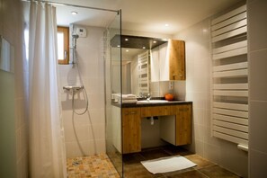 Shower, hair dryer, towels, soap - 4-star house with patio and garden (Arradon)