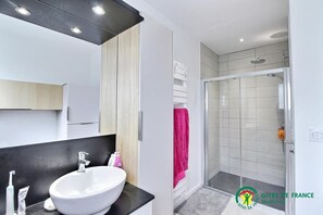 Regadera y secadora de cabello 