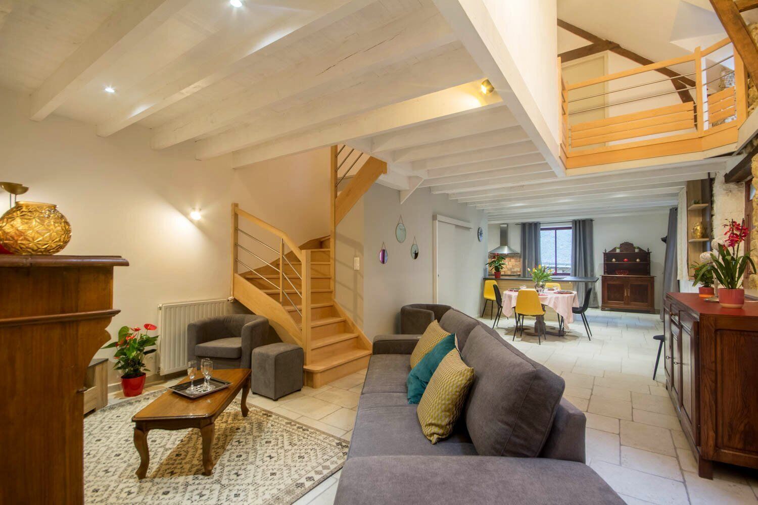 Télévision, cheminée, lecteur de DVD, table de tennis de table