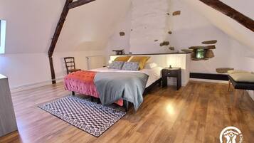 4 bedrooms, iron/ironing board, free WiFi, bed sheets