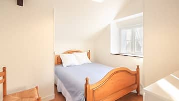 2 bedrooms, travel crib, free WiFi