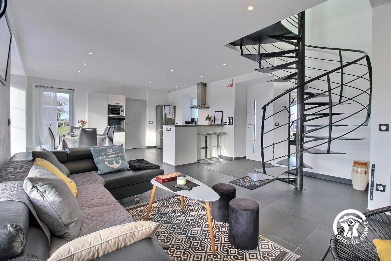 Tv, dvd-afspiller, bøger, stereoanlæg