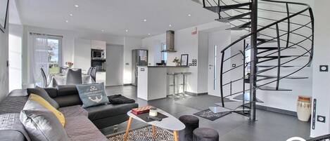 Televisión, reproductor de DVD, libros y estéreo