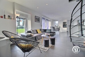 TV, DVD-spiller, bøker og stereoanlegg