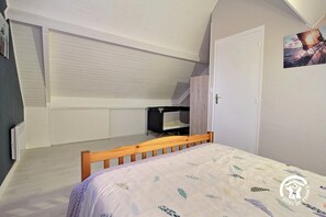 2 bedrooms, iron/ironing board, travel crib, free WiFi