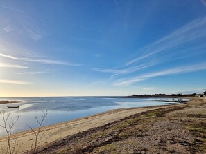 A coastal landscape with a sandy beach, calm water, and sparse vegetation. - Houat - Surzur - Gîte (SURZUR)