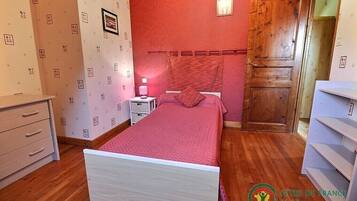 3 bedrooms, iron/ironing board, free WiFi