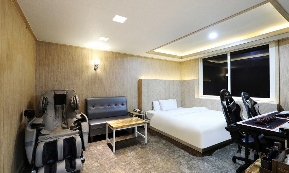 Superior Room | 1 bedroom, minibar, free WiFi, bed sheets