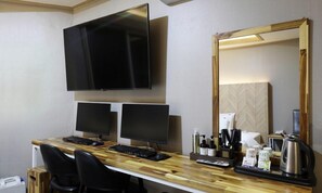 Deluxe Room | 1 bedroom, free minibar, individually decorated, individually furnished