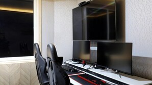 Een gaming opstelling met twee monitoren, een toetsenbord en een muis.