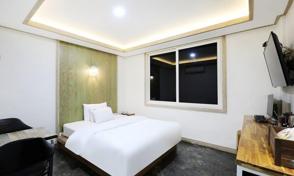 Standard Room | 1 bedroom, free minibar, individually decorated, individually furnished