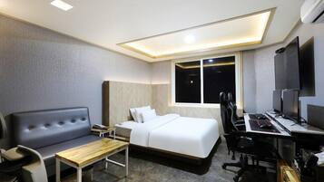 Superior Room | 1 bedroom, free minibar, individually decorated, individually furnished