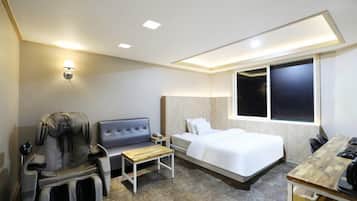 Deluxe Room | 1 bedroom, free minibar, individually decorated, individually furnished