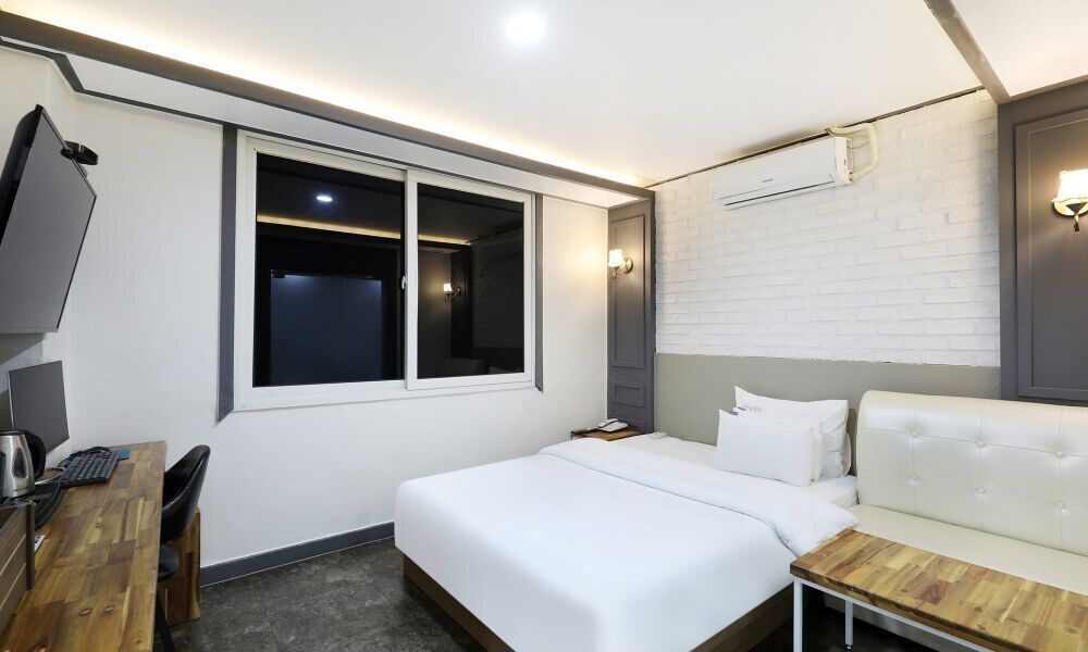 Suite Room | 1 bedroom, minibar, free WiFi, bed sheets