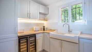 Een koelkast, een vaatwasser, een koffiezetapparaat/waterkoker