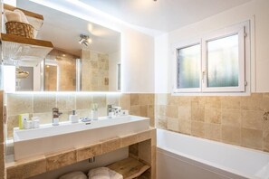 Bathtub, hair dryer - Villa la Cagne (Saint-Raphaël)