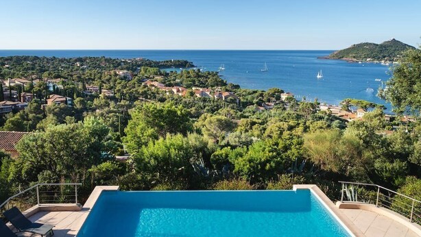 A swimming pool with a view of the sea and a hillside town. - Villa la Cagne (Saint-Raphaël)