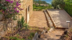 A stone building with a view of the sea. - Villa la Cagne (Saint-Raphaël)