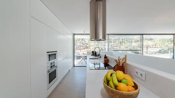 Geladeira, micro-ondas, fogão, cooktop