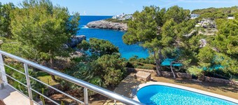 Egos 89 holiday home for 10 people, seafront position with direct beach access.